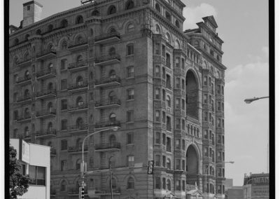 20-historic_11-b_w-of-exterior-of-hotel-with-full-view-of-signage-min