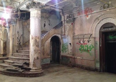 34-current_18-construction-with-closeup-from-the-right-of-staircase-and-graffitti-min