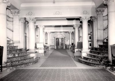 51-historic_33-lobby-with-view-of-front-enterance-and-two-side-staircases-min