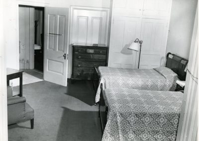 58-historic_42-b_w-pic-of-room-with-two-twin-beds-min