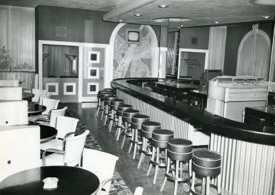 60-historic_44-f_b-outlet-with-booths-and-bar-b_w-pic-min