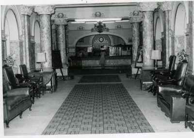 97-historic_83-b_w-lobby-with-f_b-counter-with-woman-at-the-counter-min